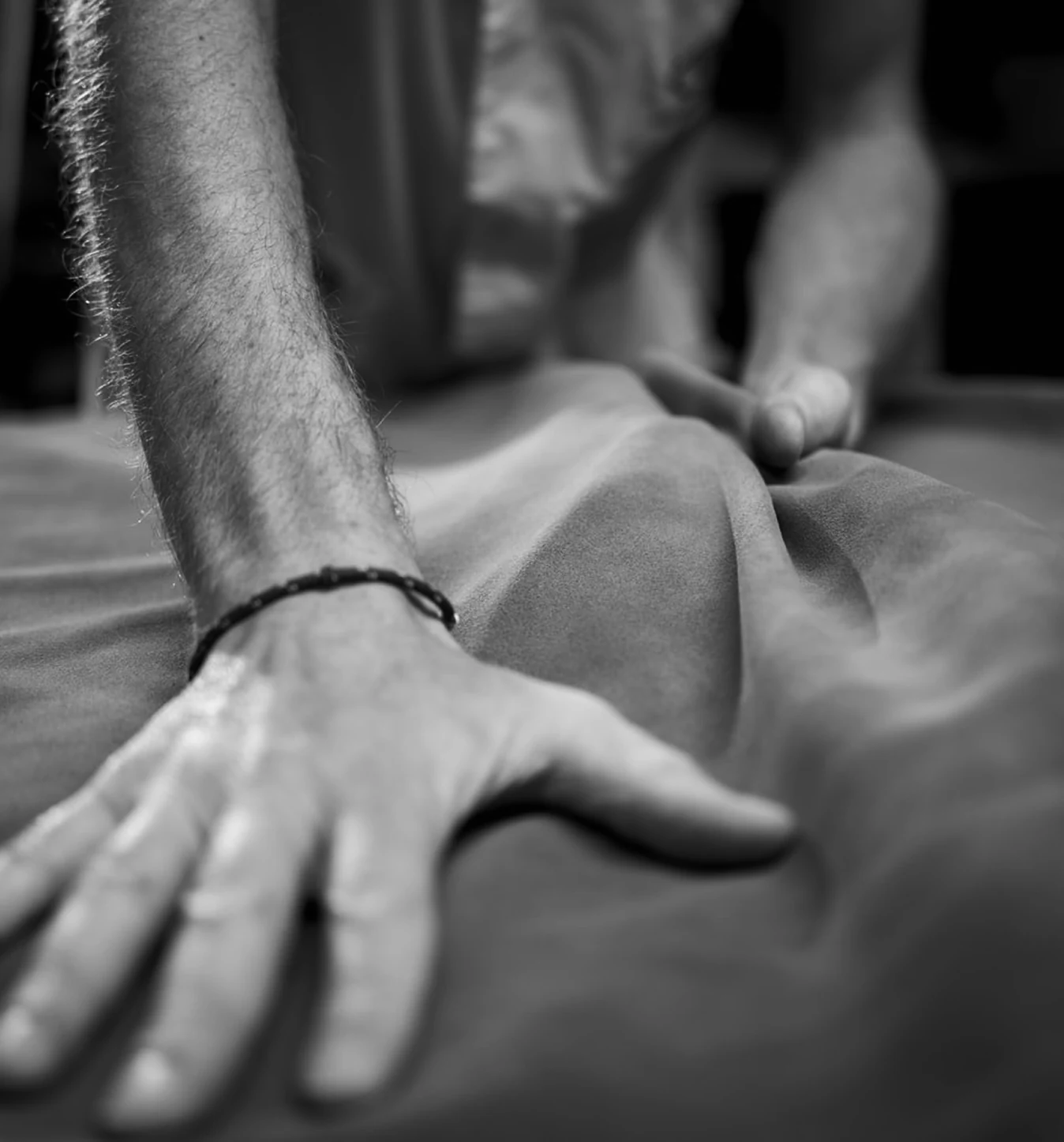 Mani di un artigiano durante la lavorazione della pelle