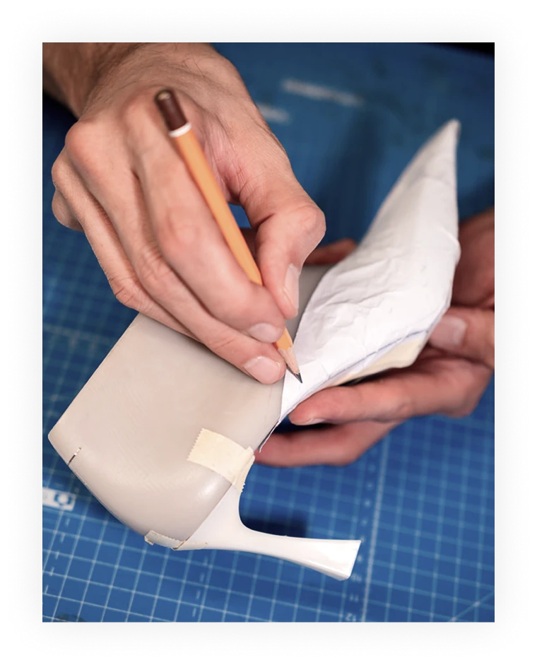 Drawing a shoe pattern on a last